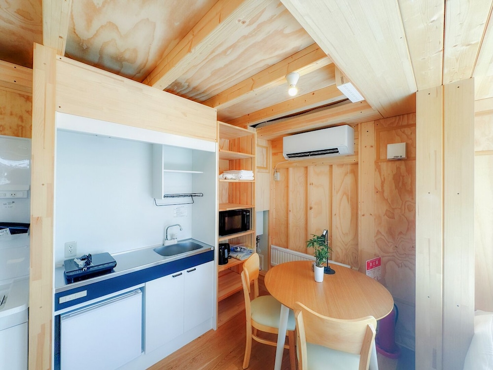 ツインルーム 客室内のダイニングエリア2 | SMA MO inn Omitama