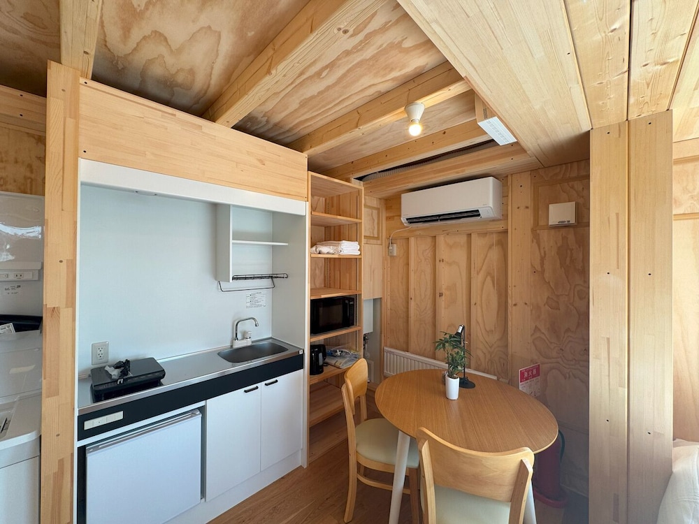 ツインルーム 客室内のダイニングエリア1 | SMA MO inn Omitama