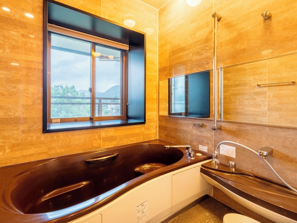 デラックス 4 人部屋 禁煙 バスルーム0 | ホテルサンバレー伊豆長岡