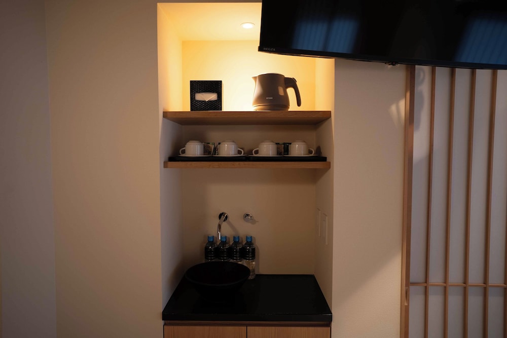 ツインルーム 客室内のダイニングエリア0 | Asuite Hakata by ASUMIRU