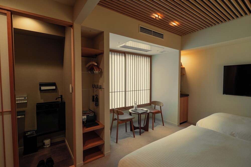 ツインルーム リビング エリア1 | Asuite Hakata by ASUMIRU