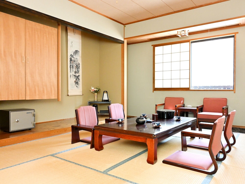 スタンダード 4 人部屋 禁煙 マウンテンビュー 客室3 | こまくさホテル