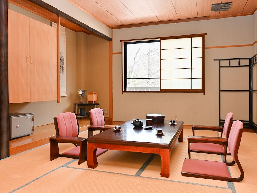 ベーシック 4 人部屋 禁煙 マウンテンビュー 客室1 | こまくさホテル