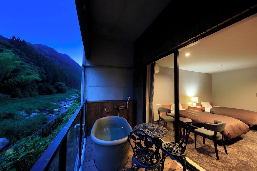 プレミアム ツインルーム シングルベッド 2 台 スパ浴槽 | 古湯温泉　佐賀風雅