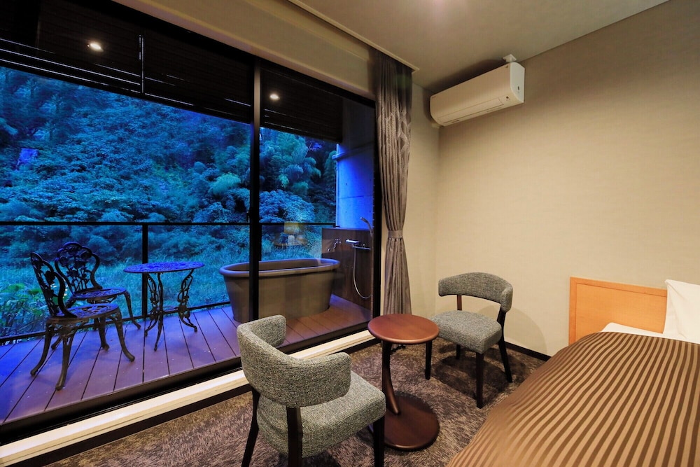 プレミアム ツインルーム シングルベッド 2 台 スパ浴槽 客室1 | 古湯温泉　佐賀風雅