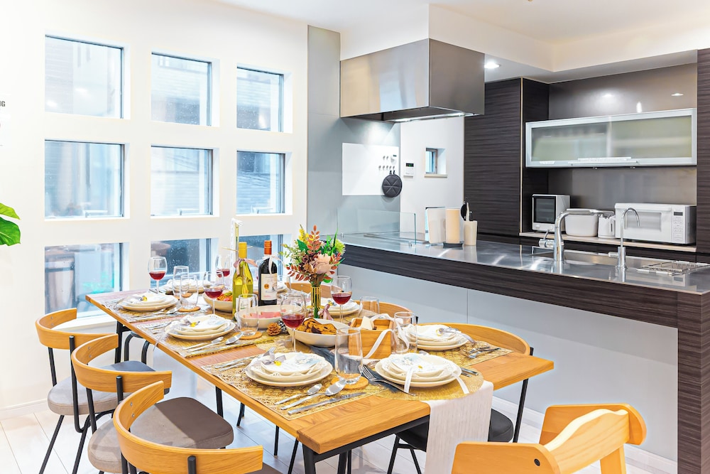 ヴィラ 4 ベッドルーム キッチン 客室内のダイニングエリア2 | STARRY STAY HOUSE SHIBUYA I