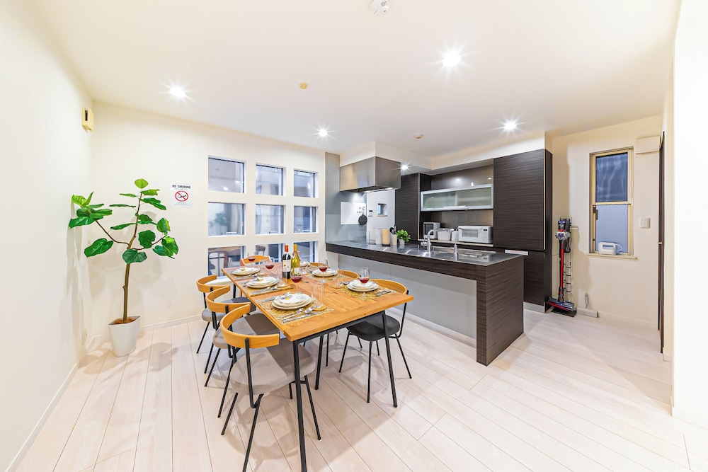 ヴィラ 4 ベッドルーム キッチン 客室内のダイニングエリア4 | STARRY STAY HOUSE SHIBUYA I