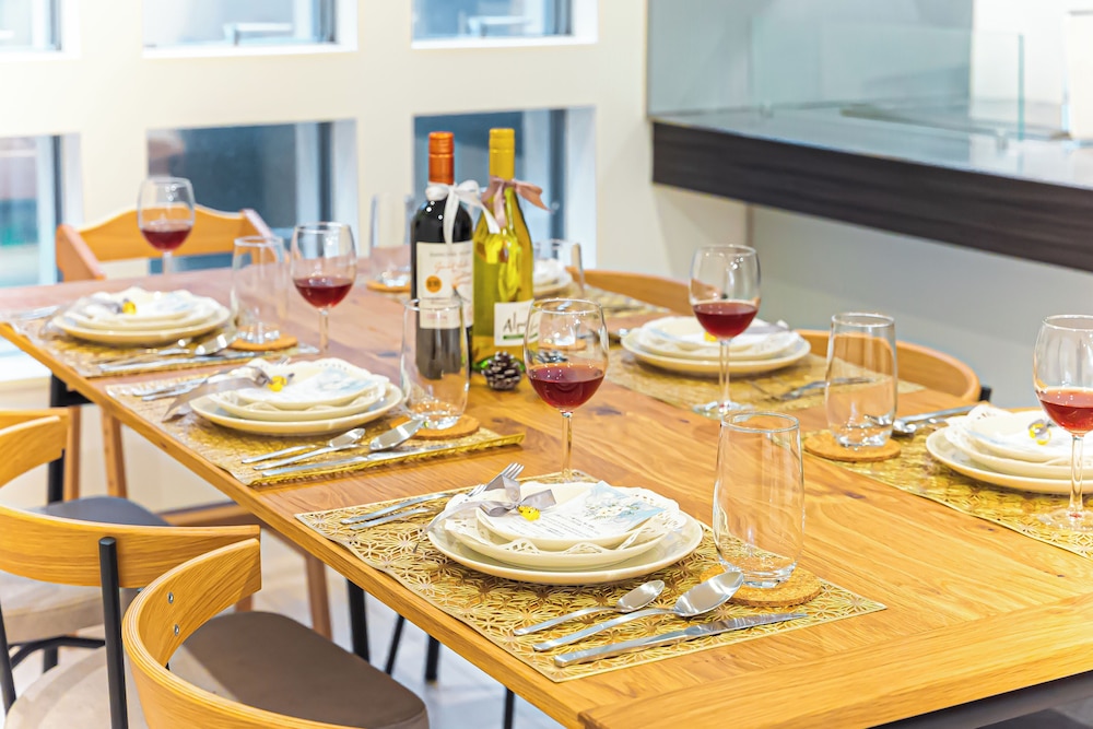 ヴィラ 4 ベッドルーム キッチン 客室内のダイニングエリア5 | STARRY STAY HOUSE SHIBUYA I