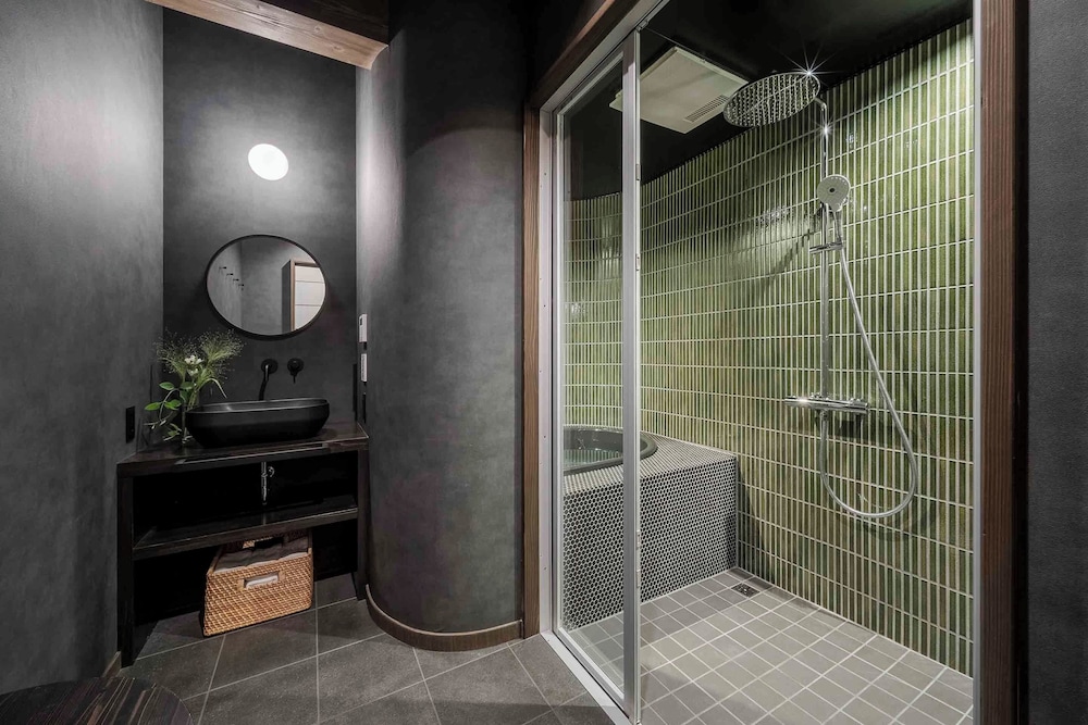 トラディショナル ハウス 3 ベッドルーム キッチン ガーデンビュー バスルーム1 | 町家あさとゆう