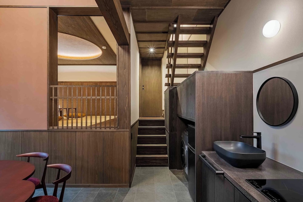 トラディショナル ハウス 3 ベッドルーム キッチン ガーデンビュー 客室1 | 町家あさとゆう