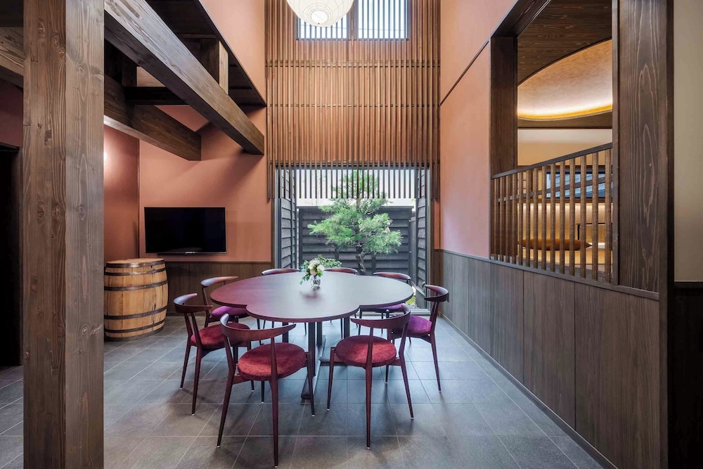 トラディショナル ハウス 3 ベッドルーム キッチン ガーデンビュー リビング エリア2 | 町家あさとゆう