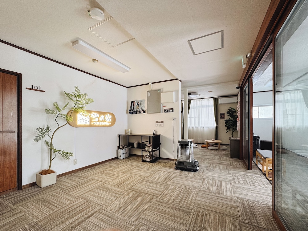 スーペリア ツインルーム マウンテンビュー リビング エリア1 | YUZAWA Yukinoyado