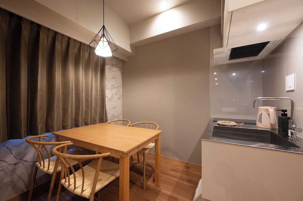 ファミリー スタジオスイート 客室内のダイニングエリア2 | EISEI STAY Ikebukuro Nishi