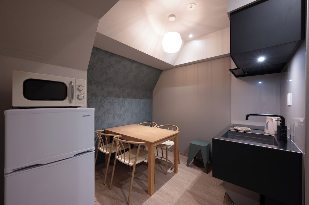 ファミリー スタジオスイート 客室内のダイニングエリア4 | EISEI STAY Ikebukuro Nishi