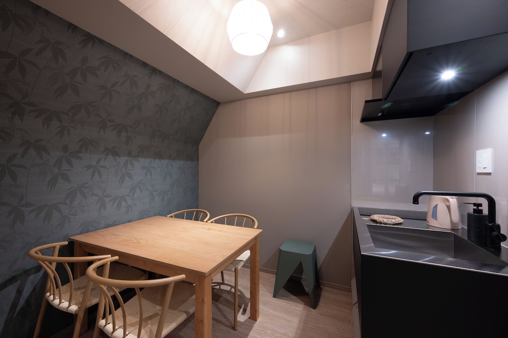 ファミリー スタジオスイート 客室内のダイニングエリア3 | EISEI STAY Ikebukuro Nishi