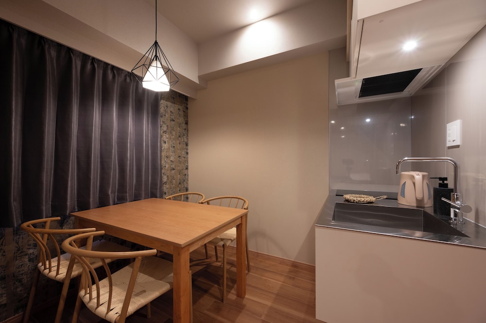 ファミリー スタジオスイート 客室内のダイニングエリア1 | EISEI STAY Ikebukuro Nishi