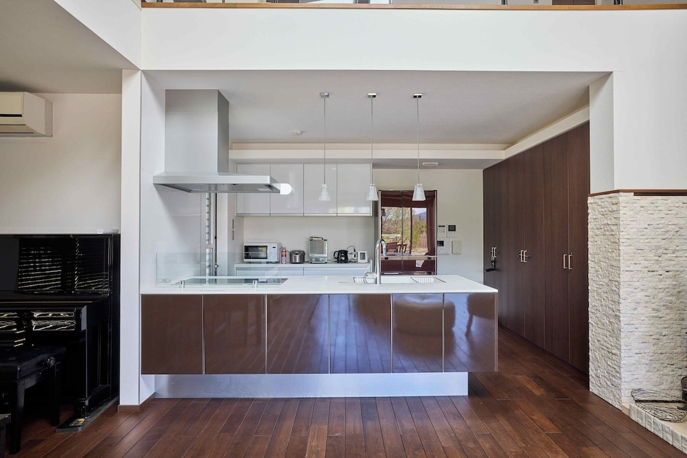 ラグジュアリー ヴィラ マウンテンビュー 専用キッチン0 | The Deer Valley Yamanakako