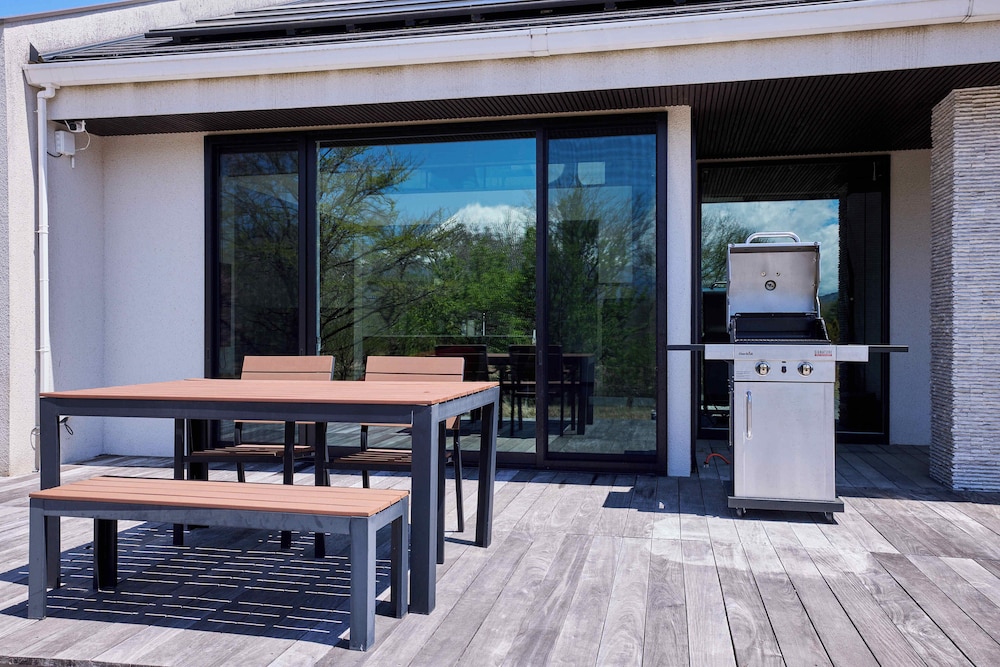 屋外ダイニングエリア1 | The Deer Valley Yamanakako