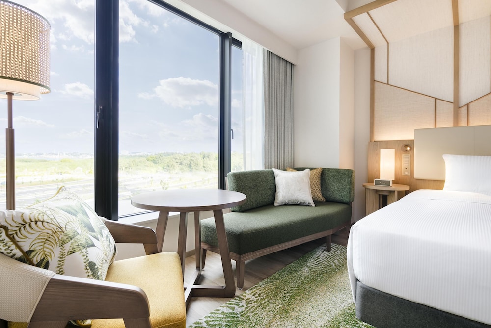 ツインゲストルーム シティビュー リビング エリア0 | キャノピーbyヒルトン沖縄宮古島リゾート