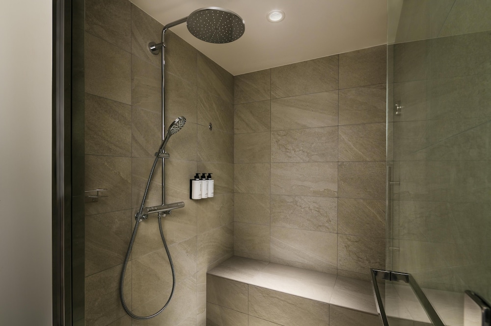 ツインゲストルーム シティビュー バスルームのシャワー0 | キャノピーbyヒルトン沖縄宮古島リゾート