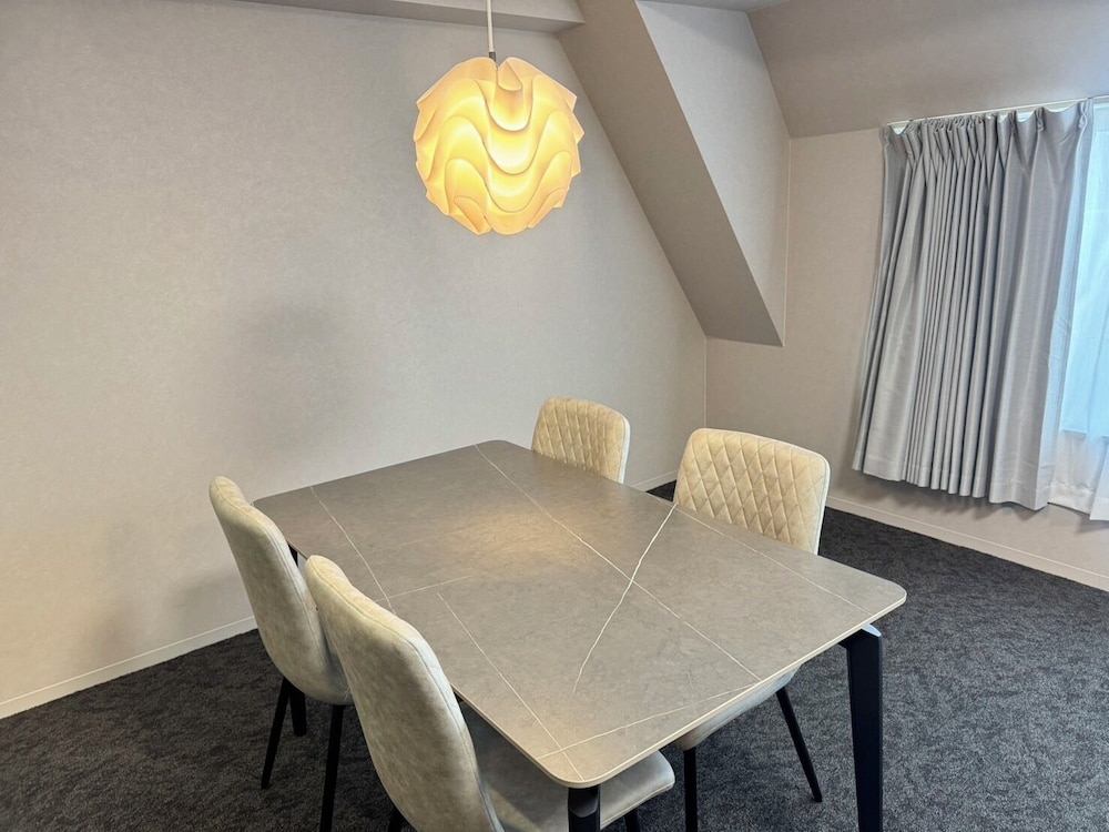 ファミリー スイート 客室内のダイニングエリア0 | COCO 呉服町