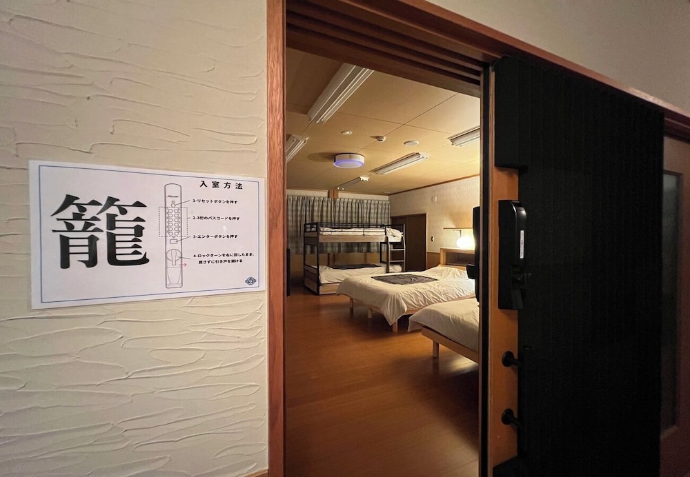 ラグジュアリー ダブルルーム ベッド (複数台) マウンテンビュー 客室1 | Suzukagojo