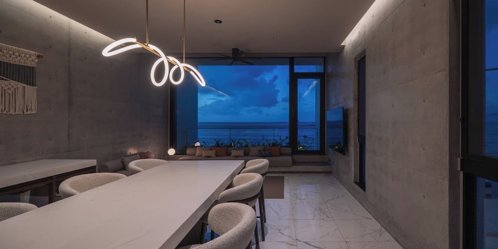 ヴィラ 3 ベッドルーム プライベートプール 客室内のダイニングエリア4 | セレビィ 読谷