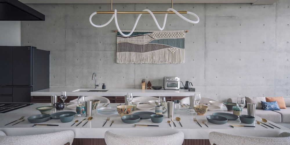 ヴィラ 3 ベッドルーム プライベートプール 客室内のダイニングエリア3 | セレビィ 読谷