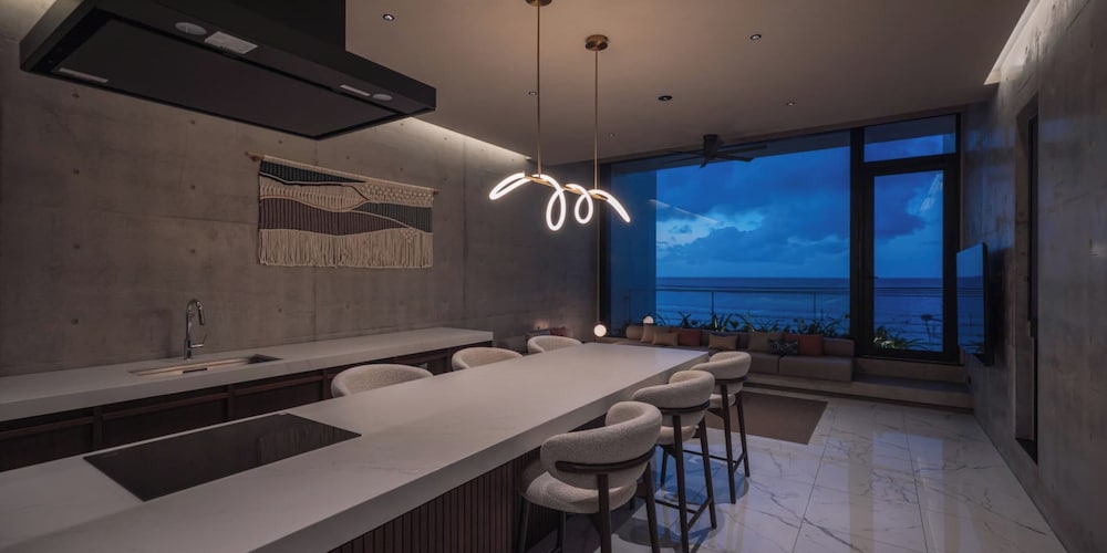 ヴィラ 3 ベッドルーム プライベートプール リビング エリア2 | セレビィ 読谷