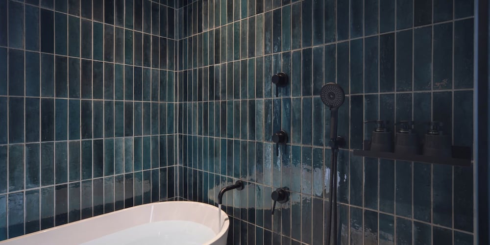 ヴィラ 3 ベッドルーム プライベートプール バスルーム1 | セレビィ 読谷