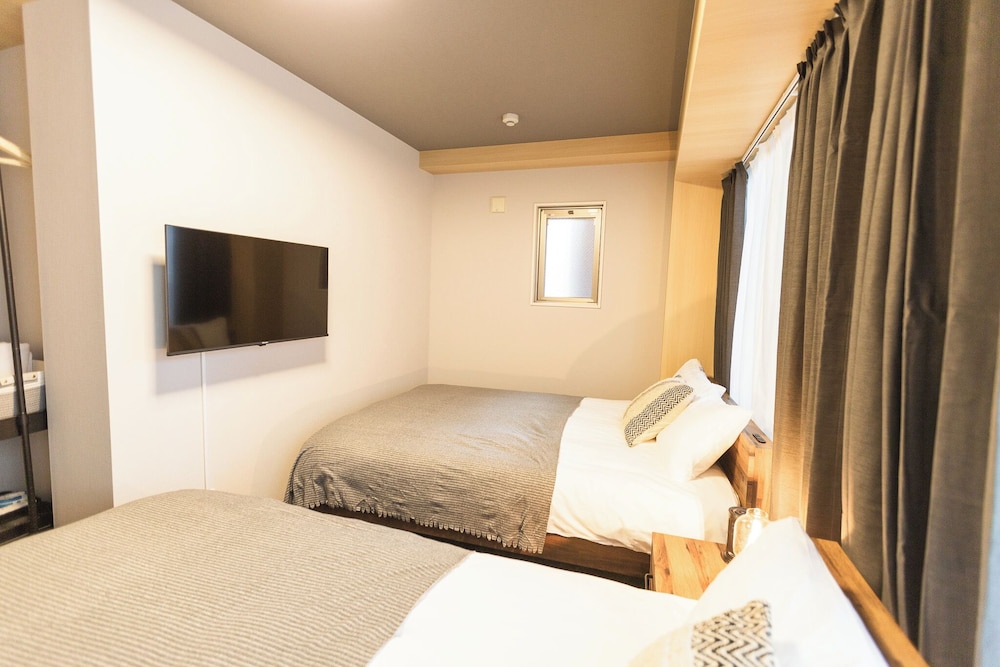 コンフォート 4 人部屋 バルコニー シティビュー 客室7 | b&Namba2