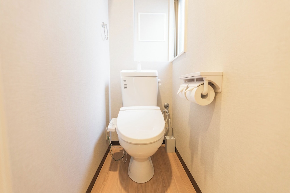 コンフォート 4 人部屋 バルコニー シティビュー バスルームのシンク0 | b&Namba2