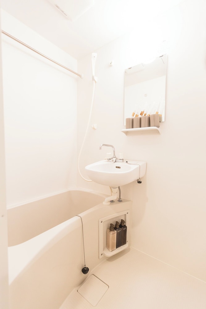 コンフォート 4 人部屋 バルコニー シティビュー バスルーム0 | b&Namba2