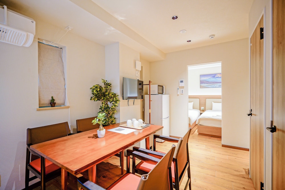 ベーシック トリプルルーム シングルベッド 3 台 禁煙 専用バスルーム 客室内のダイニングエリア2 | 中野ワールドホテル
