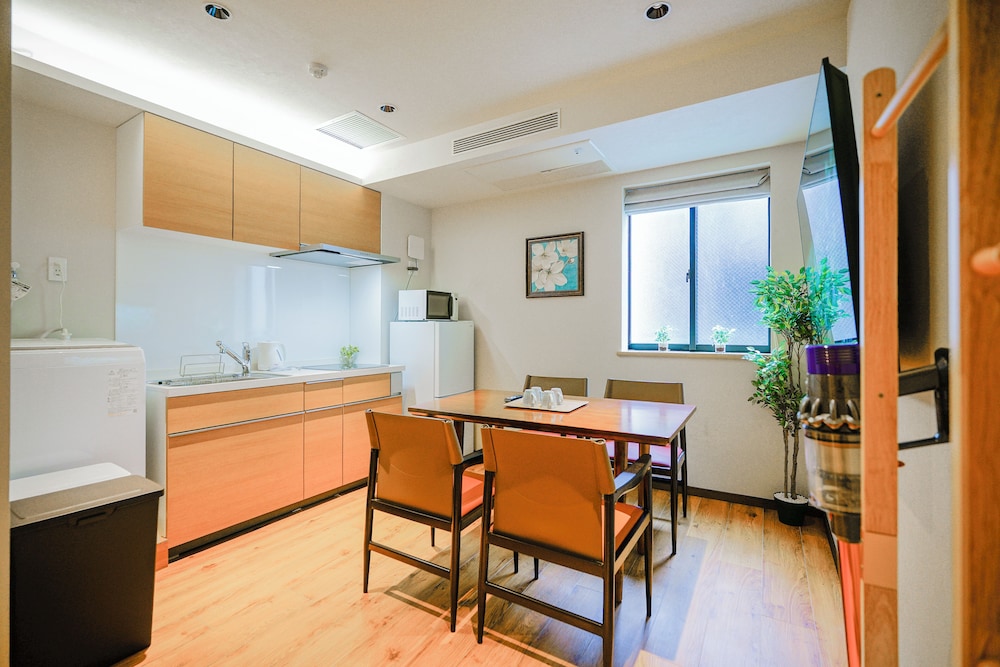 クラシック ルーム 禁煙 専用バスルーム 客室内のダイニングエリア3 | 中野ワールドホテル