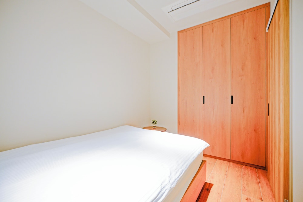 クラシック 4 人部屋 ダブルベッド 2 台 禁煙 専用バスルーム 客室6 | 中野ワールドホテル