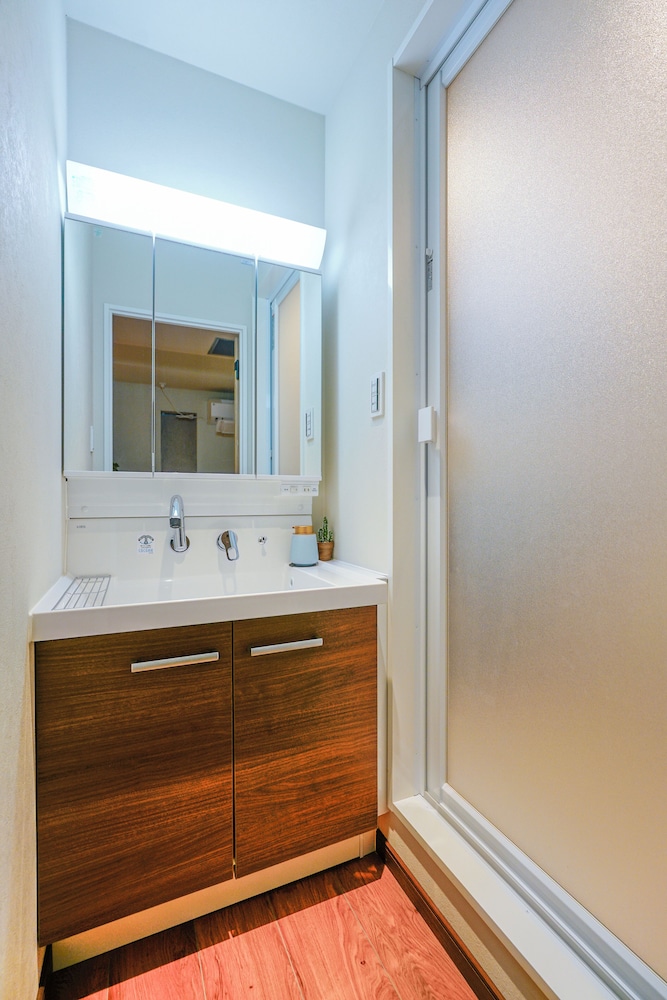 ベーシック トリプルルーム シングルベッド 3 台 禁煙 専用バスルーム バスルームの設備1 | 中野ワールドホテル