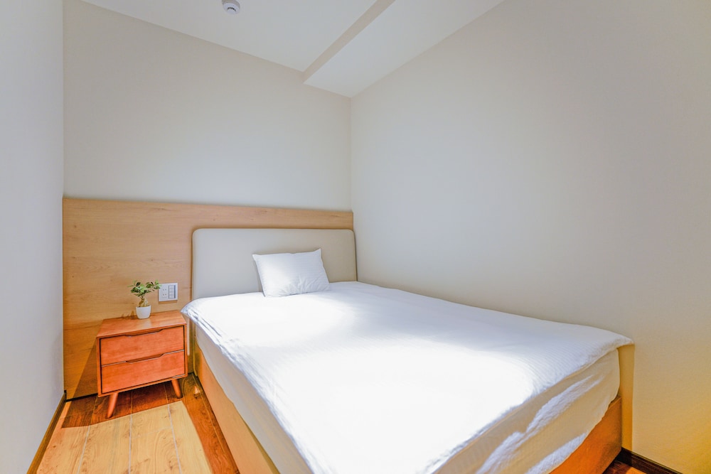 クラシック 4 人部屋 ダブルベッド 2 台 禁煙 専用バスルーム 客室1 | 中野ワールドホテル