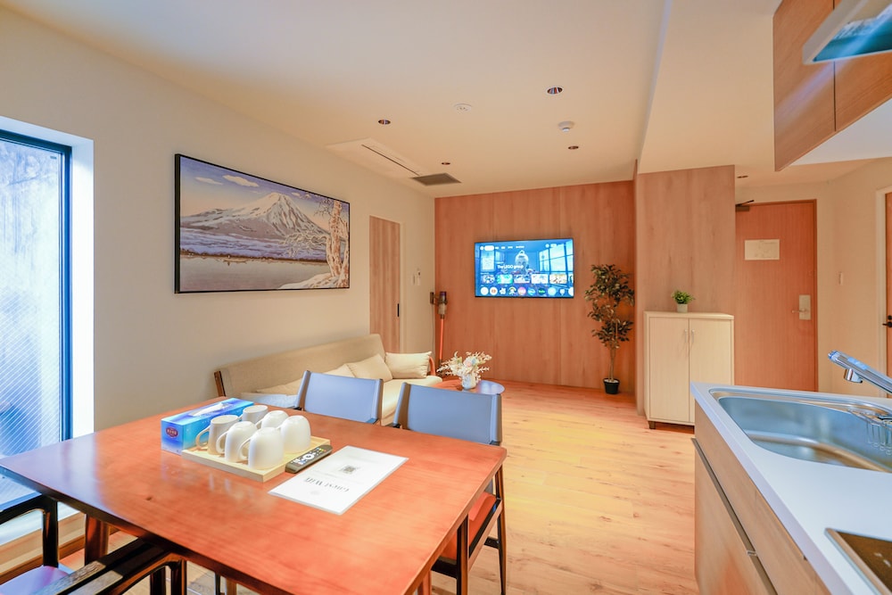 デラックス スイート 2 ベッドルーム 専用バスルーム シティビュー 客室内のダイニングエリア2 | 中野ワールドホテル