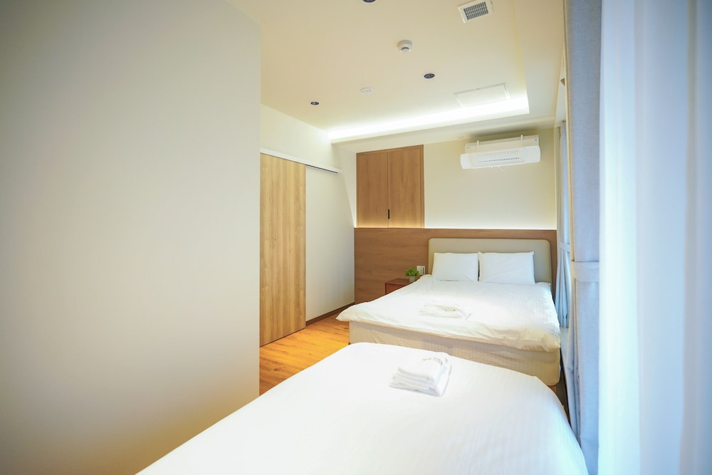 デラックス スイート 2 ベッドルーム 専用バスルーム シティビュー 客室1 | 中野ワールドホテル