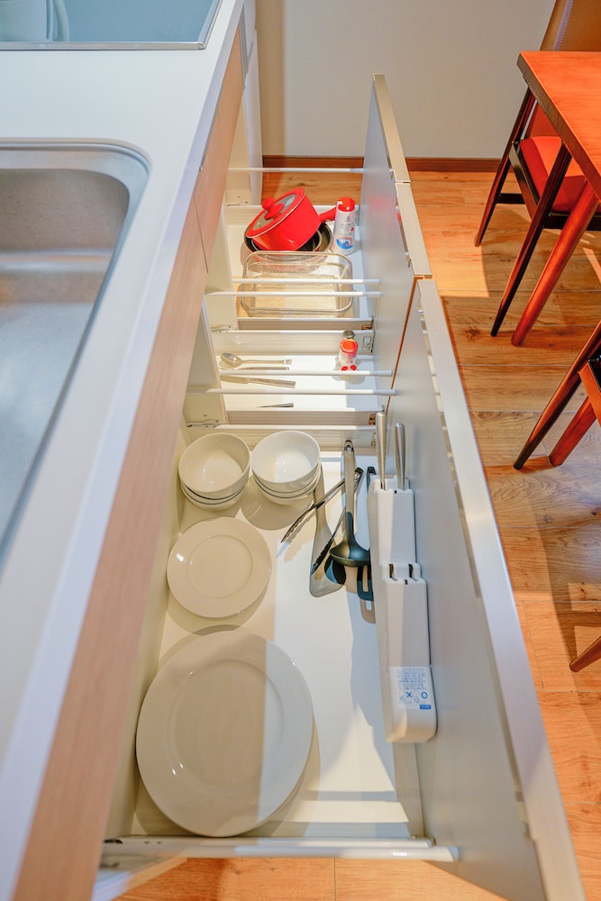 ベーシック トリプルルーム シングルベッド 3 台 禁煙 専用バスルーム 専用キッチン1 | 中野ワールドホテル