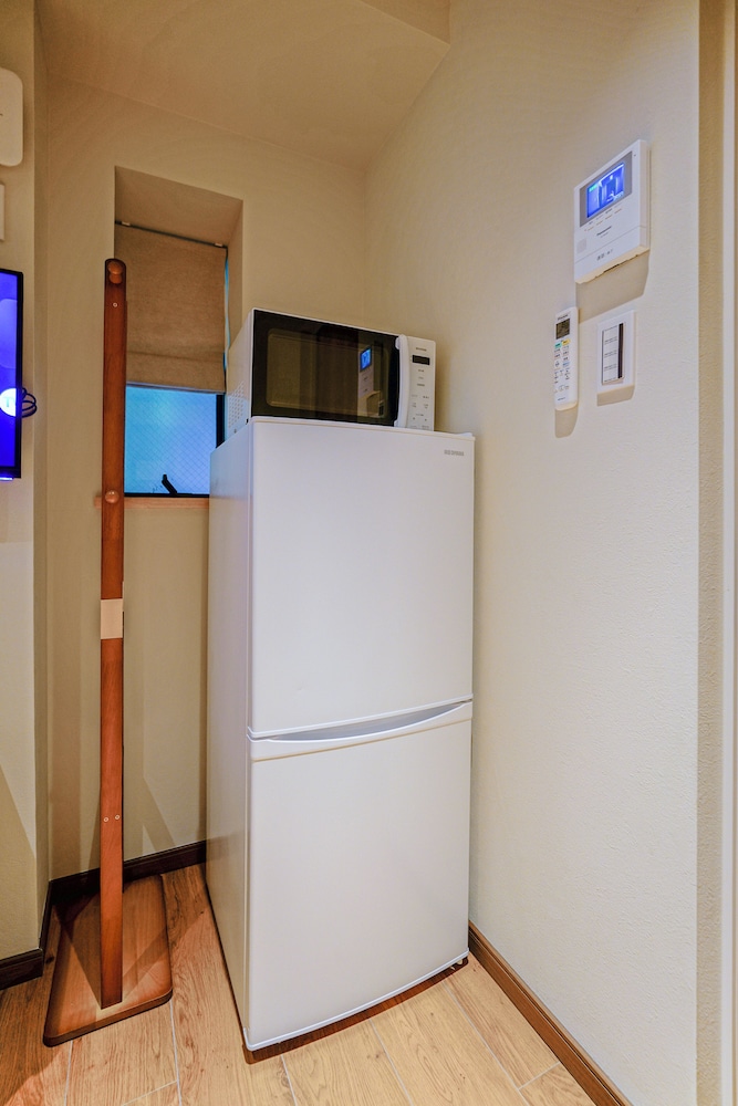 ベーシック トリプルルーム シングルベッド 3 台 禁煙 専用バスルーム 小型冷蔵庫0 | 中野ワールドホテル