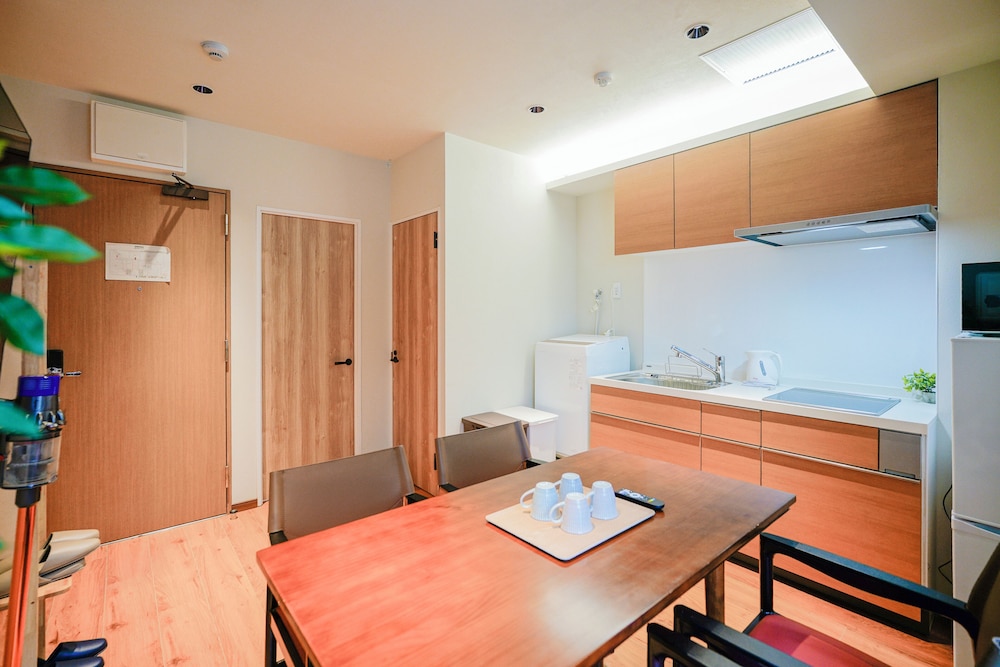 クラシック ルーム 禁煙 専用バスルーム 客室内のダイニングエリア4 | 中野ワールドホテル