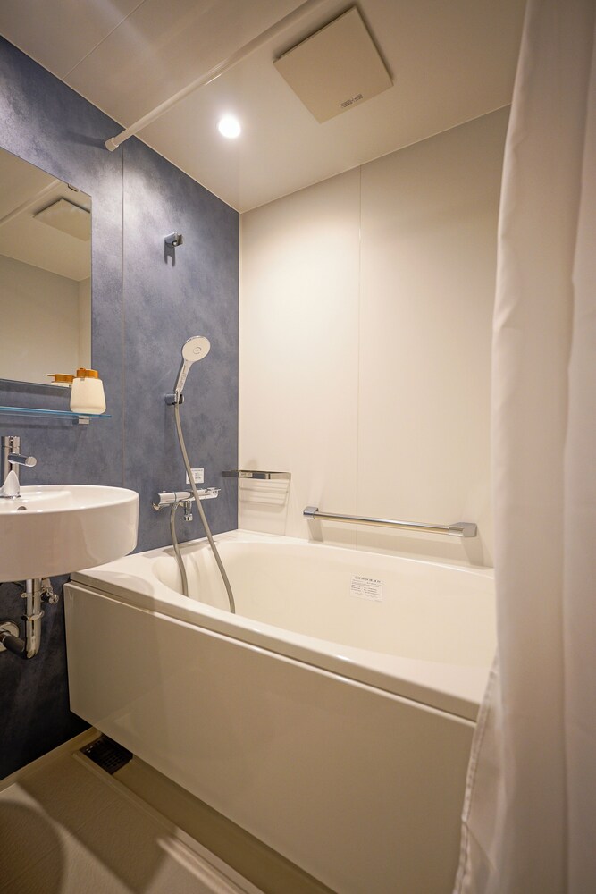 クラシック 4 人部屋 ダブルベッド 2 台 禁煙 専用バスルーム バスルーム0 | 中野ワールドホテル