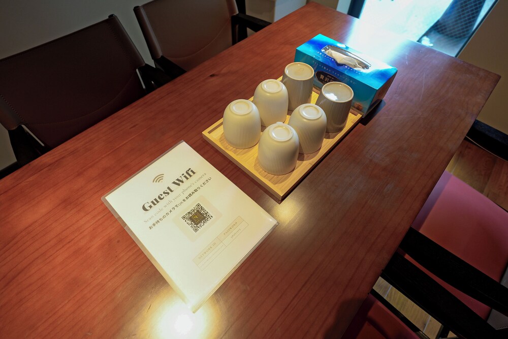 デラックス スイート 2 ベッドルーム 専用バスルーム シティビュー 客室内のダイニングエリア0 | 中野ワールドホテル