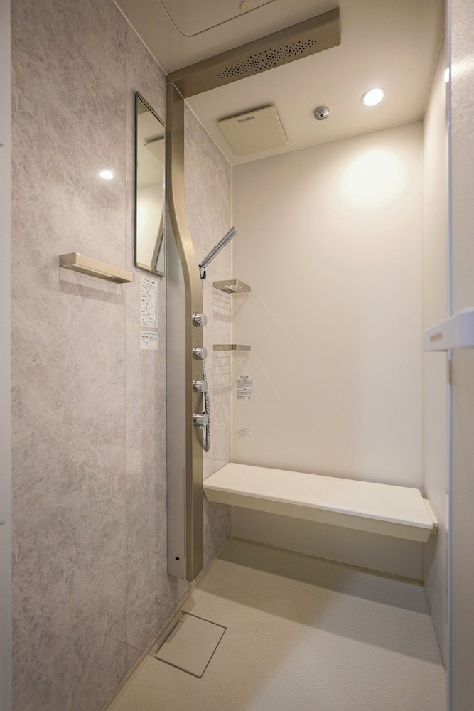 デラックス スイート 2 ベッドルーム 専用バスルーム シティビュー バスルームのシャワー0 | 中野ワールドホテル