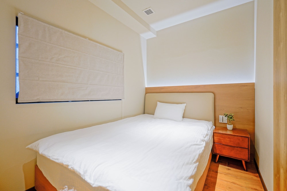 クラシック 4 人部屋 ダブルベッド 2 台 禁煙 専用バスルーム 客室2 | 中野ワールドホテル