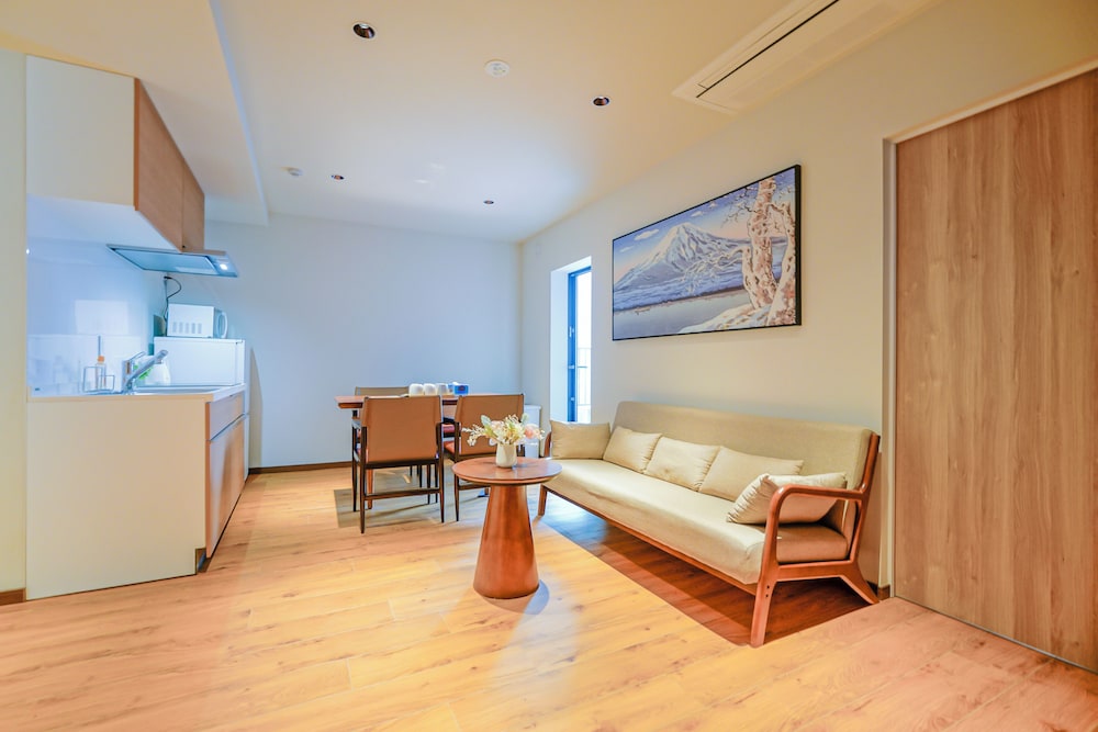 デラックス スイート 2 ベッドルーム 専用バスルーム シティビュー リビング エリア1 | 中野ワールドホテル