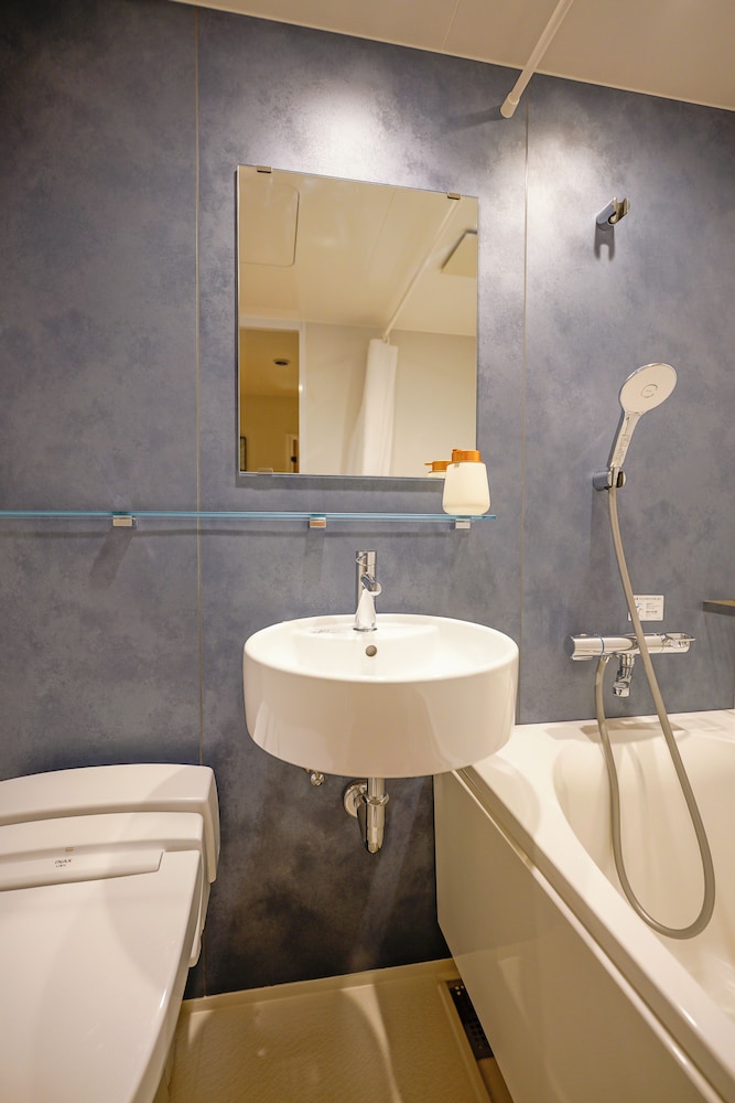 クラシック 4 人部屋 ダブルベッド 2 台 禁煙 専用バスルーム バスルームの設備1 | 中野ワールドホテル