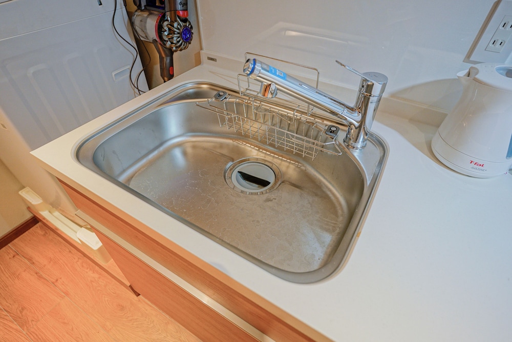 クラシック 4 人部屋 ダブルベッド 2 台 禁煙 専用バスルーム 専用キッチン3 | 中野ワールドホテル